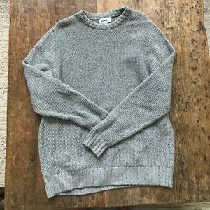 Men’s gray crew neck sweater.